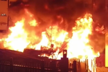 OGROMAN POŽAR U CENTRU LOZNICE! Vatra guta sve pred sobom! (VIDEO)