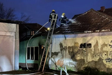 POŽAR U ČAČKU: Vatra guta krovnu konstrukciju, na mesto nesreće upućena vatrogasna ekipa (FOTO)