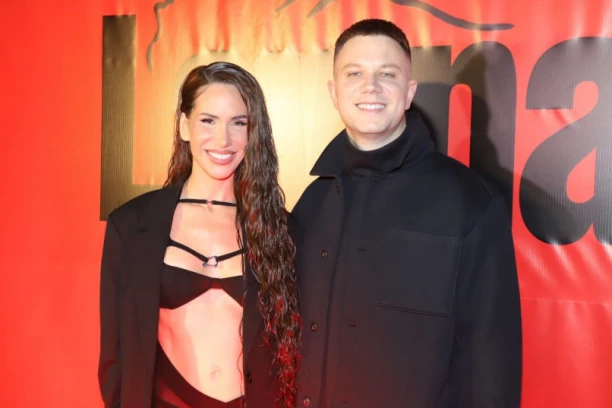 U OVOM IZDANJU NIKAD NISTE VIDELI RELJU I NIKOLIJU: Reper je prebacio preko ramena, mislili su da je KAMERA UGAŠENA! (FOTO)