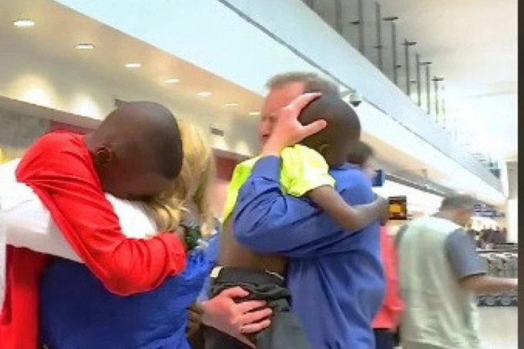 USVOJILI SU DECU I ČEKALI NA NJIH 3 GODINE: Dirljiv susret bračnog para sa mališanima nikoga nije ostavio ravnodušnim! (VIDEO)