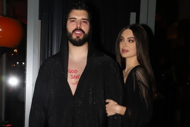 ADAM ADAKTAR CRVEN KAO JASTOG: Pokazao telo prepuno OPEKOTINA - javnost ZABRINUTA! (VIDEO)