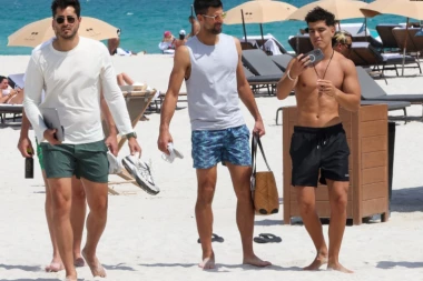 PUNI BATERIJE! Novak Đoković uslikan NA PLAŽI! Najbolji teniser sveta UŽIVA na suncu! (GALERIJA)