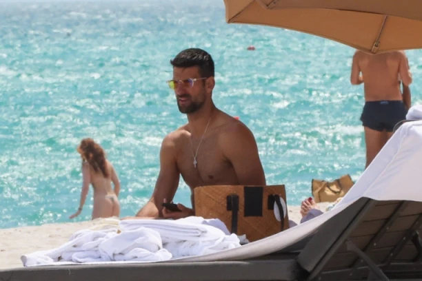 ĐOKOVIĆ ŽIVI PUNIM PLUĆIMA: Novak viđen NA ŽURCI u Majamiju! (VIDEO)