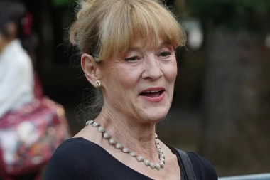 U ALBANIJI ZARAĐIVALA ZA HLEB: Poznata glumica radila u restoranu, BRISALA TERASE I STOLOVE!