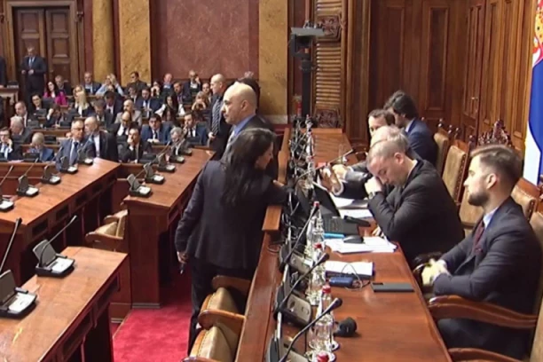 JOVANOVIĆ JE STRAŠAN LAŽOV: Izmislio da niko nije NASRNUO NA PREDSEDAVAJUĆEG i udario radnika obezbeđenja!