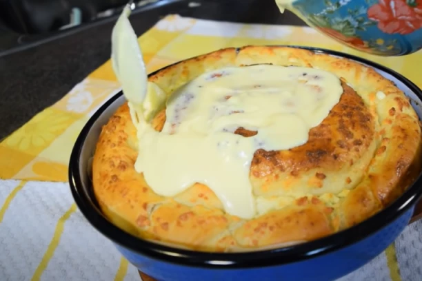 OVO JE NAJBOLJI PRELIV ZA PITE KOJI KORISTE PEKARI: Zbog njega je u isto vreme sočna, ali i HRSKAVA