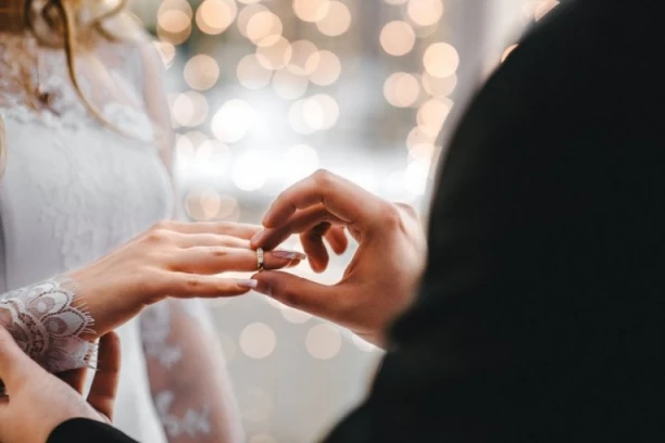 PALA NA KOLENA, MOLILA ZA OPROST, UDARALA LJUDE: Mlada doživela nervni slom nakon što je ostavljena na dan venčanja (VIDEO)