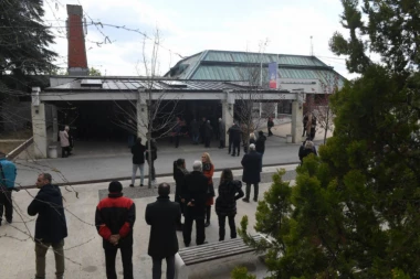 TUGA NA LEŠĆU, DANAS SE SAHRANJUJE SVETA VUJAČIĆ! Političari pristižu da odaju počast preminulom advokatu! (FOTO)