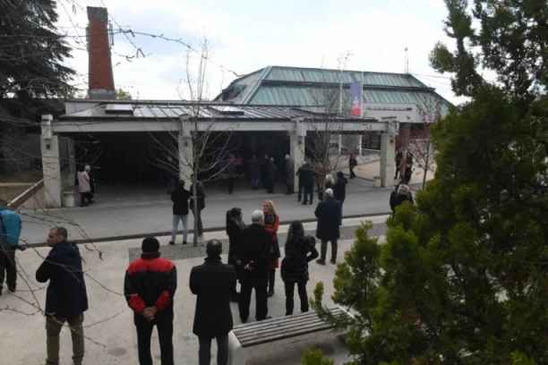 TUGA NA LEŠĆU, DANAS SE SAHRANJUJE SVETA VUJAČIĆ! Političari pristižu da odaju počast preminulom advokatu! (FOTO)