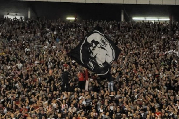 TO SE ZOVE LJUBAV PREMA KLUBU! Navijač Partizana na TETOVAŽU stavio legende crno-belih! Tu su Žoc i Dule, ali i PROSLAVLJENI kapiteni! (FOTO)