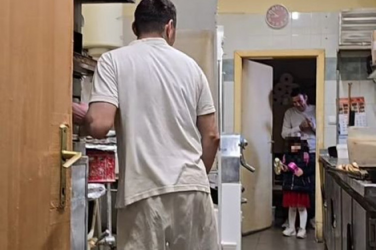 Jovana sa Leom u pekari