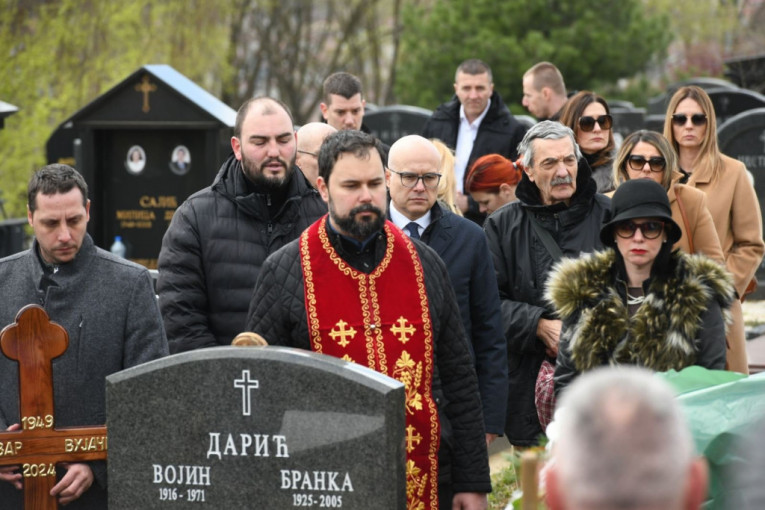 Sveštenik na sahrani Vujačiću
