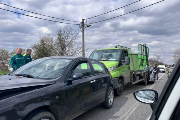 LANČANI SUDAR NA OBRENOVAČKOM PUTU: Dve ekipe Hitne pomoći na terenu! (FOTO)