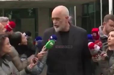 NEZAPAMĆENO SILEDŽIJSTVO: Rami se nije dopalo pitanje novinarke, pa je brutalno odgurnuo (VIDEO)