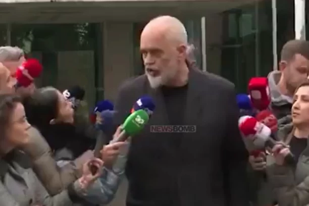 NEZAPAMĆENO SILEDŽIJSTVO: Rami se nije dopalo pitanje novinarke, pa je brutalno odgurnuo (VIDEO)
