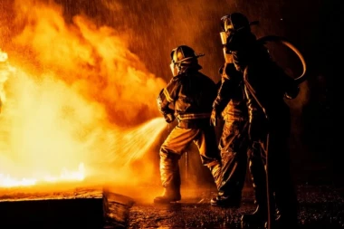 U MLADENOVCU BESNI POŽAR! Diže se dim iz pogona - vatrogasci na licu mesta! (VIDEO)