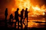 GORI KUĆA U VINČI: Vatrogasci se bore sa vatrenom stihijom