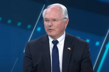 "NIKO NIJE BIO ODUŠEVLJEN BOMBARDOVANJEM"! Kristofer Hil progovorio o najbolnijoj temi svakog Srbina! A EVO I KAKO JE OVK, KOJU SU SAD SMATRALE TERORISTIMA, POSTALA NJIHOV SAVEZNIK!