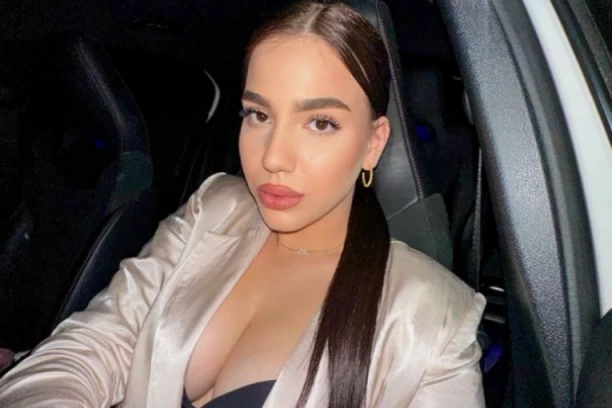 PROVOKATIVNE FOTOGRAFIJE UNE ČOLIĆ IZ KUPATILA: Svi gledaju u grudi ove lepotce, malo šta ostavlja mašti! (FOTO)