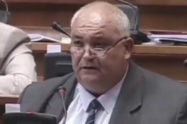 "NEKI POSLANICI SU POLOŽILI ZAKLETVU UČK"!  Komlenski žestoko odgovorio opoziciji! "Umesto da skupe pare za neku dobrotvornu organizaciju oni ih daju za zlotvora."!