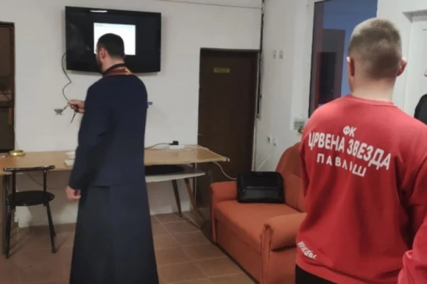 CRVENO-BELO PROLEĆE: Nakon osvojenih bodova na teškom terenu, osveštane prostorije Zvezdinog stadiona! (FOTO GALERIJA)