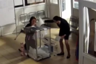 OVAKO PUTIN DOBIJA IZBORE? Posmatrači objavili snimak na kome je, tvrde, zabeležena teška krađa u Sankt Peterburgu (VIDEO)