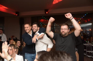 GLUMCIMA POPUSTILE KOČNICE NA PROSLAVI 1000. EPIZODE "IGRE SUDBINE"! Evo kako je sve izgledalo, pojavio se ON i napravio LOM! (FOTO)