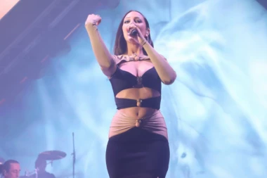 ŠOK NA POČETKU PRIJINOG KONCERTA: Pevačici sevnule grudi, a od NJEGA je dobila poruku koja je SVE PROMENILA! (VIDEO)