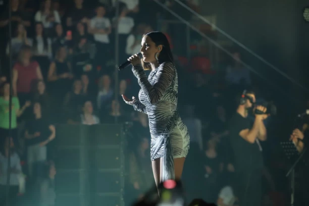 NJEMU SE NIJE NADALA: Od Živojinovića na Prijinom koncertu samo ON, a onda je ugledala POZNATO LICE - popeo se na binu i napravio HAOS! (VIDEO)