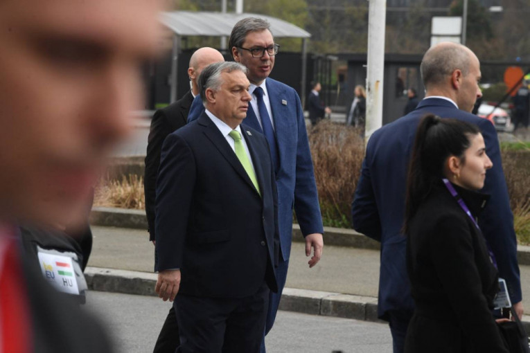 Aleksandar Vučić i brojni zvaničnici