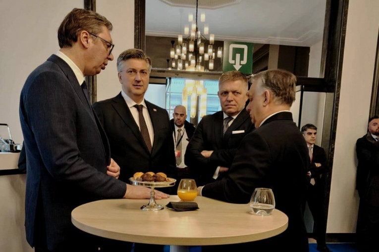 Aleksandar Vučić i brojni zvaničnici