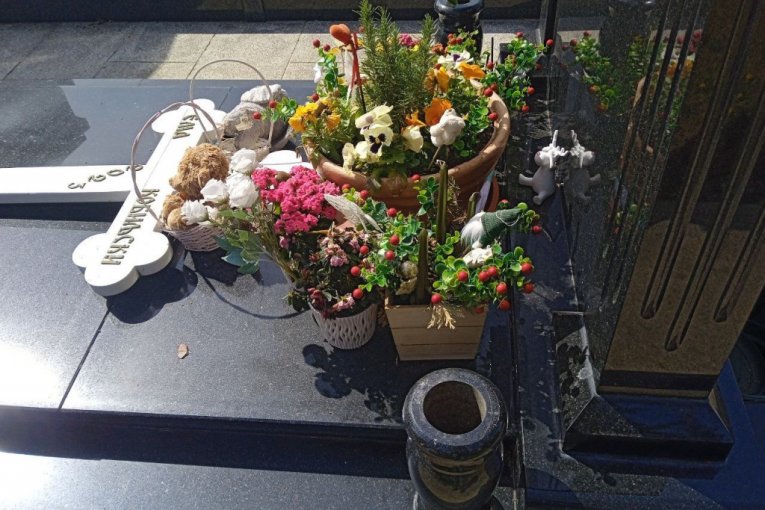 Cveće i igračke na grobu Eme Kobiljski