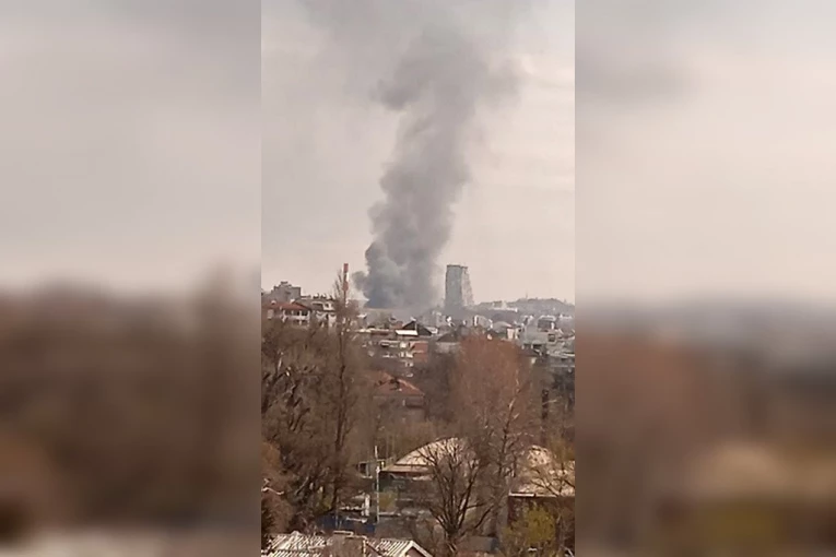 OČEVICI PRESTRAVLJENI, NA TERENU 30 VATROGASACA! Ovo su detalji DRAME NA ZVEZDARI: Od dima se ne vidi prst pred okom! (VIDEO)