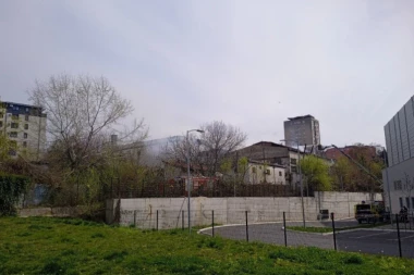 NA TERENU JE BILO 14 VOZILA SA 46 VATROGASACA: Uspešno lokalizovan požar u Mis Irbijevoj ulici (VIDEO)