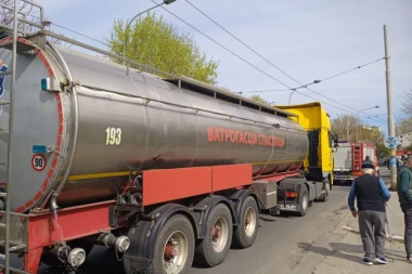 ZATVORENA ULICA, POLICIJA USMERAVA VOZILA NA DRUGI PRAVAC: Novi detalji dramatičnog požara u fabrici plastike na Zvezdari! (FOTO+VIDEO)