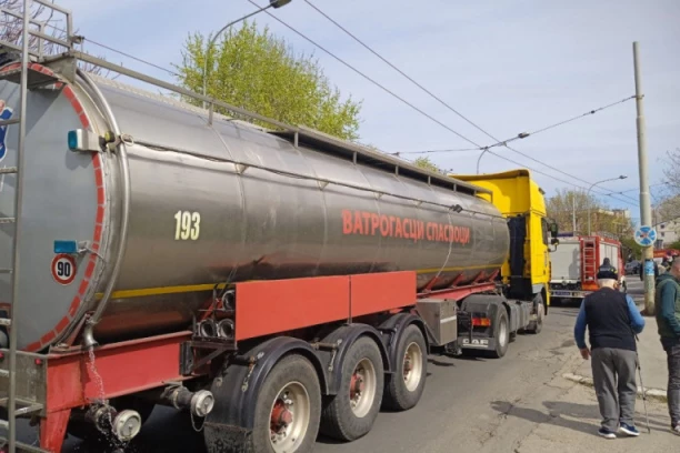 ZATVORENA ULICA, POLICIJA USMERAVA VOZILA NA DRUGI PRAVAC: Novi detalji dramatičnog požara u fabrici plastike na Zvezdari! (FOTO+VIDEO)