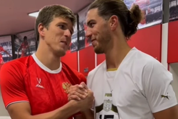 BRATSKA LJUBAV IZMEĐU SRBA I RUSA! REPREZENTATIVCI SE NADMETALI PRE UTAKMICE: Ko bolje poznaje fudbal?
