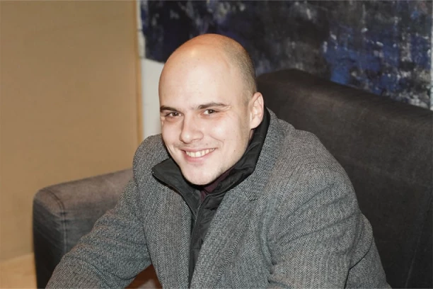 NAŠEG GLUMCA RAZORILA TEŠKA BOLEST: Opasno zdravstveno stanje ga RAZDVOJILO od najveće ljubavi!