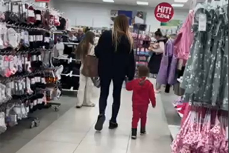 Anabela Atijas sa ćerkom i unukom