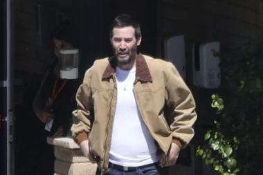 ŠOK IZDANJE KIJANU RIVSA! Slavni glumac uslikan uoči koncerta, sutra sa bendom nastupa u Srbiji!