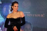NAŠA GLUMICA ZABEZEKNULA SVE NA PREMIJERI FILMA O POKOJNOJ TIJANI JURIĆ: Čipka na grudima i gola ramena (FOTO)
