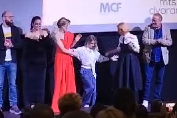 GLUMICA SE SRUŠILA NA PREMIJERI FILMA POSVEĆENOM TIJANI JURIĆ: Kolege je jedva pridržale! (VIDEO)