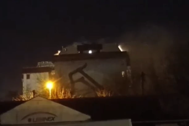 POŽAR U STAMBENOJ ZGRADI NA DORĆOLU: Dim kulja u okolini sportskog centra! (VIDEO)