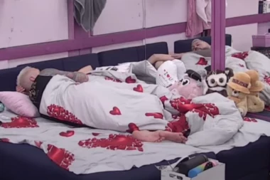 MIONA PRED SVIMA ZADOVOLJILA ŠA: Glumi sveticu, a ovo je njeno PRAVO LICE! (FOTO)