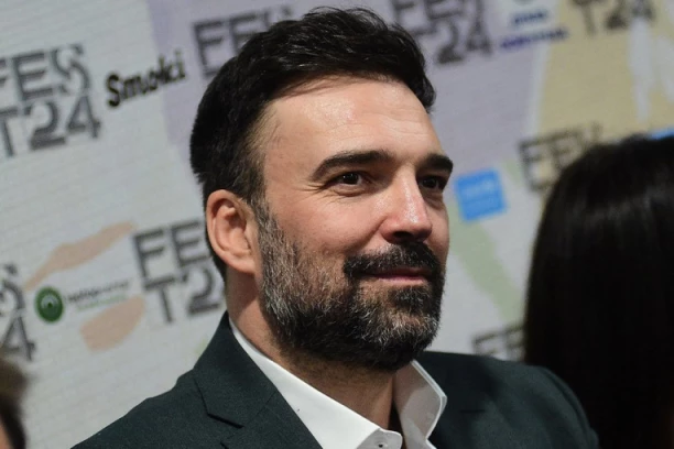 BOSILJČIĆ ZAIGRAO KOLCE NA GRADSKOM TRGU: Užice proglašeno Prestonicom kulture!