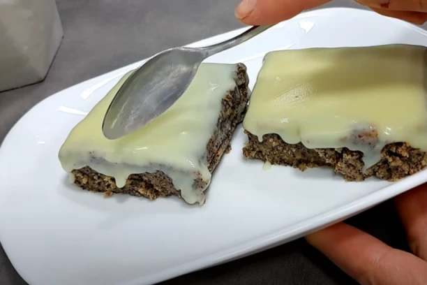 NAJBOLJI KOLAČ SA MAKOM KOJI SE NE PEČE: Bez brašna i jaja sa mlevenim keksom je ultra SOČAN