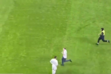 OVAJ DETALJ JE MNOGIMA PROMAKAO! Evo kako je navijač ULETEO na stadion Dinama i PREKINUO meč Rusije i Srbije! (VIDEO)