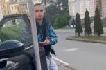 POKUŠAO DA UKRADE AUTO U SRED BELA DANA U CENTRU NOVOG SADA! Pravio se lud, a potom pobegao glavom bez obzira, devojka sve snimila mobilnim telefonom (VIDEO)