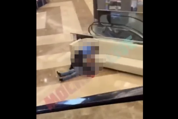UZNEMIRUJUĆI SNIMAK IZ MOSKVE! Leševi na sve strane, ljudi beže po DVORANI (VIDEO)