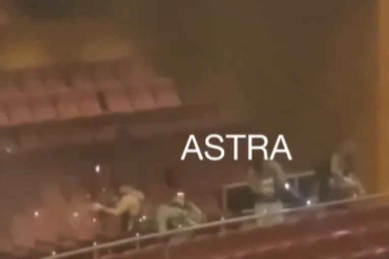 OVO JE MOMENAT KADA SU NAPADAČI POČELI DA PUCAJU NA LJUDE U MOSKVI! Četvorica terorista poubijali desetine civila (VIDEO)